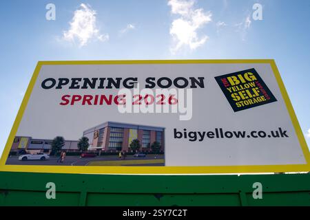 Slough, Regno Unito. 27 febbraio 2025. Un nuovo enorme magazzino Big Yellow è in costruzione sulla A4 Bath Road a Slough, Berkshire. Il numero di magazzini di stoccaggio in tutto il Berkshire è in aumento. Slough ha già un altro deposito Big Yellow a Slough, sulla Farnham Road. Crediti: Maureen McLean/Alamy Live News Foto Stock