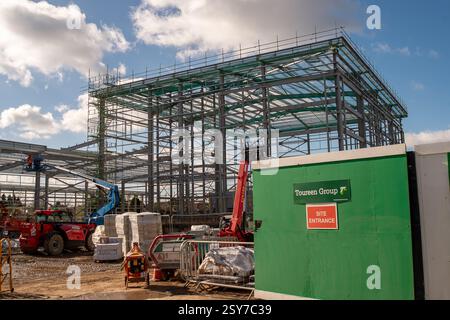 Slough, Regno Unito. 27 febbraio 2025. Un nuovo enorme magazzino Big Yellow è in costruzione sulla A4 Bath Road a Slough, Berkshire. Il numero di magazzini di stoccaggio in tutto il Berkshire è in aumento. Slough ha già un altro deposito Big Yellow a Slough, sulla Farnham Road. Crediti: Maureen McLean/Alamy Live News Foto Stock