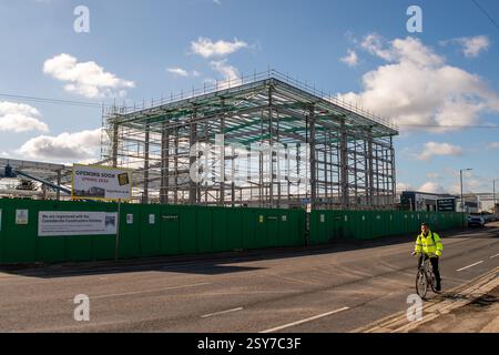 Slough, Regno Unito. 27 febbraio 2025. Un nuovo enorme magazzino Big Yellow è in costruzione sulla A4 Bath Road a Slough, Berkshire. Il numero di magazzini di stoccaggio in tutto il Berkshire è in aumento. Slough ha già un altro deposito Big Yellow a Slough, sulla Farnham Road. Crediti: Maureen McLean/Alamy Live News Foto Stock