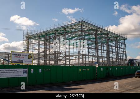 Slough, Regno Unito. 27 febbraio 2025. Un nuovo enorme magazzino Big Yellow è in costruzione sulla A4 Bath Road a Slough, Berkshire. Il numero di magazzini di stoccaggio in tutto il Berkshire è in aumento. Slough ha già un altro deposito Big Yellow a Slough, sulla Farnham Road. Crediti: Maureen McLean/Alamy Live News Foto Stock