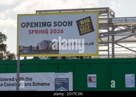 Slough, Regno Unito. 27 febbraio 2025. Un nuovo enorme magazzino Big Yellow è in costruzione sulla A4 Bath Road a Slough, Berkshire. Il numero di magazzini di stoccaggio in tutto il Berkshire è in aumento. Slough ha già un altro deposito Big Yellow a Slough, sulla Farnham Road. Crediti: Maureen McLean/Alamy Live News Foto Stock