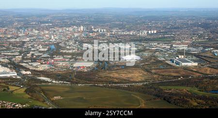 Vista aerea dello skyline di Leeds dalla testa di Rothwell & Skelton guardando attraverso l'autostrada M1 (svincoli 44 e 45) verso Stourton e Leeds Foto Stock