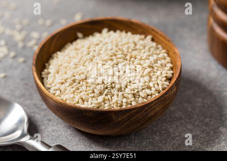 Semi di sesamo bianco secco organico in una ciotola Foto Stock