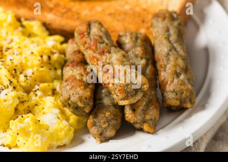 Salsiccia biologica di tacchino all'americana con uova e pane tostato Foto Stock