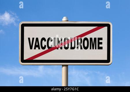 Un cartello francese di uscita della città contro un cielo blu con scritto al centro in francese "Vaccinodrome", che in inglese significa "centro di vaccinazione". Foto Stock