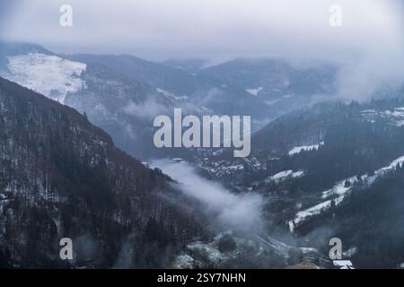 Mattina invernale di Foggy nella valle di Todtnauer - paesaggio sereno e nebbioso della Foresta Nera, Germania meridionale Foto Stock