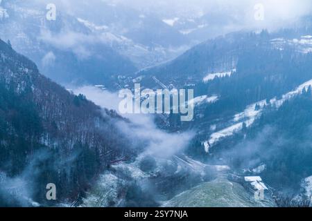 Mattina invernale di Foggy nella valle di Todtnauer - paesaggio sereno e nebbioso della Foresta Nera, Germania meridionale Foto Stock