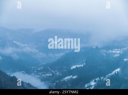 Mattina invernale di Foggy nella valle di Todtnauer - paesaggio sereno e nebbioso della Foresta Nera, Germania meridionale Foto Stock