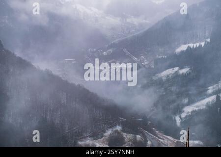 Mattina invernale di Foggy nella valle di Todtnauer - paesaggio sereno e nebbioso della Foresta Nera, Germania meridionale Foto Stock