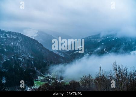 Mattina invernale di Foggy nella valle di Todtnauer - paesaggio sereno e nebbioso della Foresta Nera, Germania meridionale Foto Stock