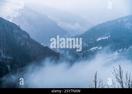 Mattina invernale di Foggy nella valle di Todtnauer - paesaggio sereno e nebbioso della Foresta Nera, Germania meridionale Foto Stock