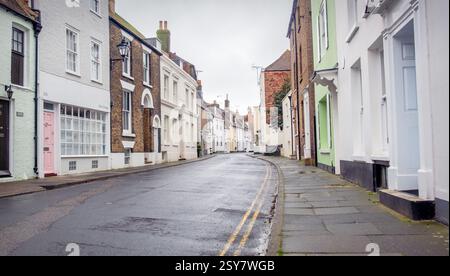 Una vista grandangolare di una strada nella storica città di Deal, Kent, Inghilterra. Foto Stock