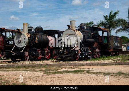 Vecchie locomotive a vapore d'epoca utilizzate nelle piantagioni di zucchero nella campagna cubana. Foto Stock