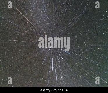 Doccia meteorologica che si irradia nel cielo notturno – colpo cosmico di stelle cadenti Foto Stock