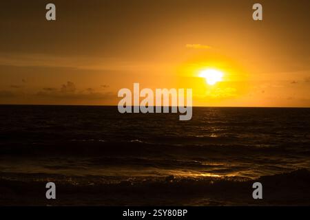 Tramonto sul mare a Negombo, Sri Lanka. Foto Stock
