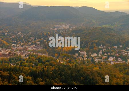 Colorati alberi autunnali vicino ai sentieri di Baden-Baden Foto Stock