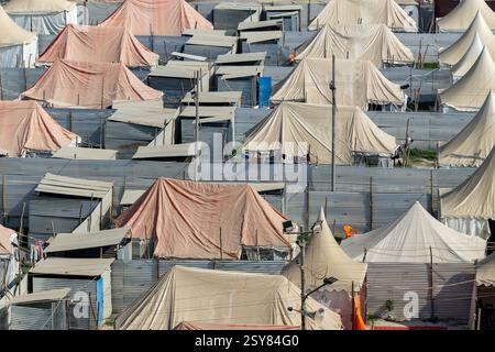 sistemazione temporanea in un rifugio per tende al giorno l'immagine viene scattata al maha kumbh mela prayagraj uttar pradesh india. Foto Stock