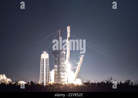 26 febbraio 2025: Il Falcon 9 di SpaceX lancia intuitive Machines IM-2 Lunar Lander dal Launch Complex 39A. Crediti: Brandon Moser/Alamy Live News Foto Stock