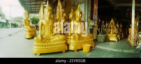 Vista panoramica delle statue d'oro di Buddha in vendita in un mercato, provincia di Lopburi, Thailandia Foto Stock