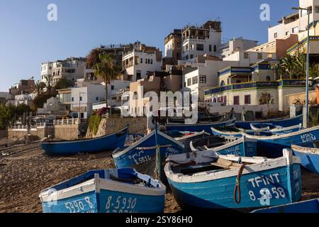 Taghazout è un piccolo villaggio berbero di pescatori a nord della città di Agadir nel Marocco sud-occidentale. Foto Stock