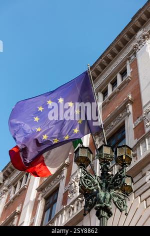 Palazzo Montecitorio. Camera dei Deputati della Repubblica Italiana. Parlamento Italiano. Camera dei deputati. Flying europeo, bandiera italiana. Roma, Italia Foto Stock