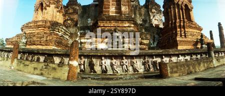 Vista panoramica ad angolo basso delle rovine di un antico tempio, il Parco storico di Sukhothai, Sukhothai, Thailandia Foto Stock
