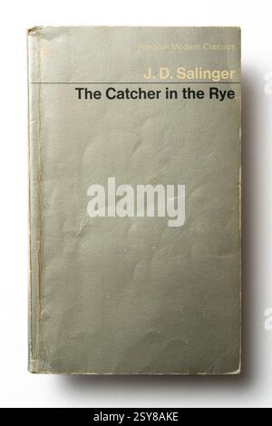 Copertina del libro cartaceo Penguin Classic del 1974 The Catcher in the Rye di J.D. Salinger: Phillip Roberts Foto Stock