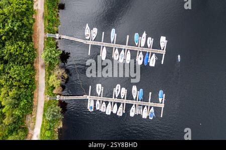 Schluchsee, Germania, 11 luglio 2024: Ormeggio privato per piccole imbarcazioni sullo Schluchsee. (Foto di Andreas Haas/dieBildmanufaktur) Foto Stock