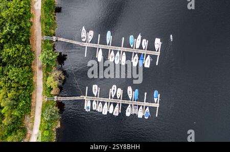 Schluchsee, Germania, 11 luglio 2024: Ormeggio privato per piccole imbarcazioni sullo Schluchsee. (Foto di Andreas Haas/dieBildmanufaktur) Foto Stock