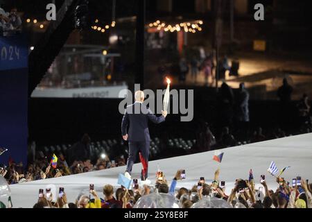 26 luglio 2024 - Parigi, Francia: La francese Zinedine Zidane porta la torcia olimpica durante la cerimonia di apertura delle Olimpiadi di Parigi 2024 (foto di Foto Stock