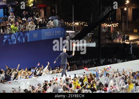26 luglio 2024 - Parigi, Francia: La francese Zinedine Zidane porta la torcia olimpica durante la cerimonia di apertura delle Olimpiadi di Parigi 2024 (foto di Foto Stock
