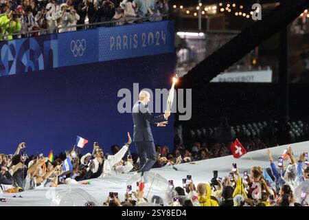 26 luglio 2024 - Parigi, Francia: La francese Zinedine Zidane porta la torcia olimpica durante la cerimonia di apertura delle Olimpiadi di Parigi 2024 (foto di Foto Stock