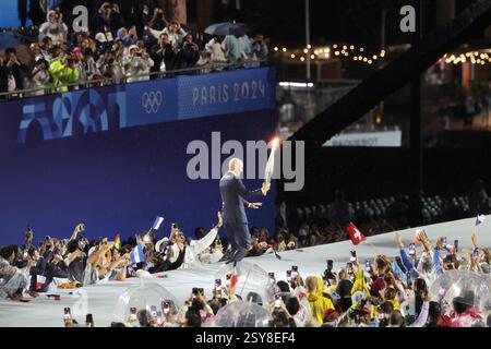 26 luglio 2024 - Parigi, Francia: La francese Zinedine Zidane porta la torcia olimpica durante la cerimonia di apertura delle Olimpiadi di Parigi 2024 (foto di Foto Stock