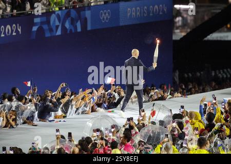 26 luglio 2024 - Parigi, Francia: La francese Zinedine Zidane porta la torcia olimpica durante la cerimonia di apertura delle Olimpiadi di Parigi 2024 (foto di Foto Stock