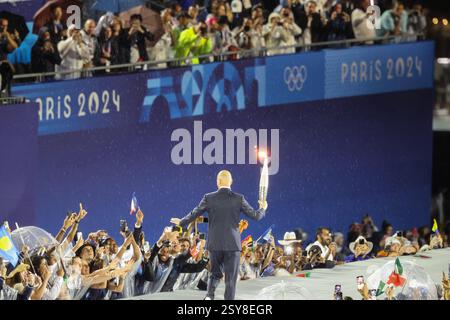 26 luglio 2024 - Parigi, Francia: La francese Zinedine Zidane porta la torcia olimpica durante la cerimonia di apertura delle Olimpiadi di Parigi 2024 (foto di Foto Stock