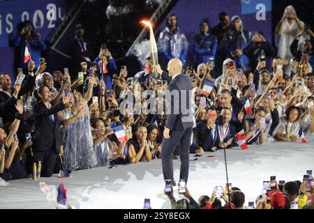26 luglio 2024 - Parigi, Francia: La francese Zinedine Zidane porta la torcia olimpica durante la cerimonia di apertura delle Olimpiadi di Parigi 2024 (foto di Foto Stock