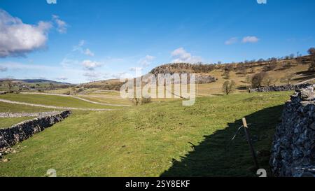 Belle vedute verso l'ex cava di Langcliffe che si trova sotto Winskill , vicino a Settle nel North Yorkshire. Foto Stock