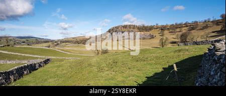 Belle vedute verso l'ex cava di Langcliffe che si trova sotto Winskill , vicino a Settle nel North Yorkshire. Foto Stock