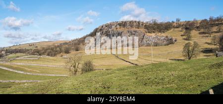 Belle vedute verso l'ex cava di Langcliffe che si trova sotto Winskill , vicino a Settle nel North Yorkshire. Foto Stock