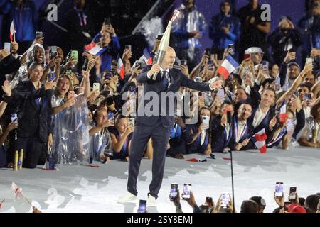 26 luglio 2024 - Parigi, Francia: La francese Zinedine Zidane porta la torcia olimpica durante la cerimonia di apertura delle Olimpiadi di Parigi 2024 (foto di Foto Stock