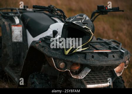 Vista ravvicinata del quad ATV con casco protettivo. Foto Stock