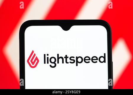 In questa immagine, il logo LightSpeed Commerce viene visualizzato sullo schermo di uno smartphone Foto Stock