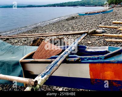Piccola barca da pesca con scafo in legno parcheggiata sulla riva di Sogod, nel sud di Leyte, Filippine. Foto Stock