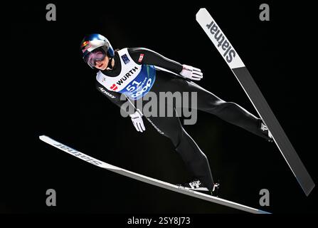 Trondheim, Norvegia. 27 febbraio 2025. Sci nordico: Campionati del mondo, salto con gli sci - salita normale, donne, qualifica, Alexandria Loutitt dal Canada in azione nel round di prova. Crediti: Hendrik Schmidt/dpa/Alamy Live News Foto Stock