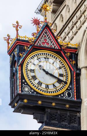 Primo piano del bellissimo orologio ornato all'esterno della Royal Courts of Justice on the Strand a Londra, Regno Unito. Foto Stock