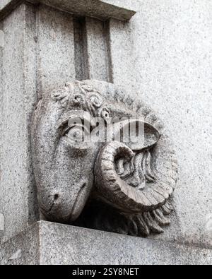 Londra, Regno Unito - 23 marzo 2023: Primo piano di una scultura in pietra di una RAM, all'esterno di un edificio a Whitehall nella città di Westminster, Londra, U Foto Stock