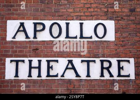 Londra, Regno Unito - 23 marzo 2023: Primo piano di un cartello vintage all'esterno dell'Apollo Theatre, situato in Shaftesbury Avenue nella zona del West End di Foto Stock