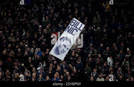 Londra, Regno Unito. 26 febbraio 2025. Tifosi del Tottenham Hotspur con uno striscione di Bill Nicholson durante la partita. Partita di Premier League, Tottenham Hotspur contro Manchester City allo stadio Tottenham Hotspur di Londra mercoledì 26 febbraio 2025. Questa immagine può essere utilizzata solo per scopi editoriali. Foto per uso editoriale di Sandra Mailer/Andrew Orchard fotografia sportiva/Alamy Live news Credit: Andrew Orchard fotografia sportiva/Alamy Live News Foto Stock
