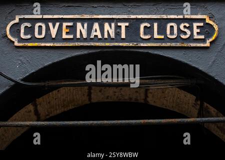 Un cartello sopra l'entrata di Covenant Close, situato in prossimità dello storico Royal Mile a Edimburgo, Scozia. Foto Stock