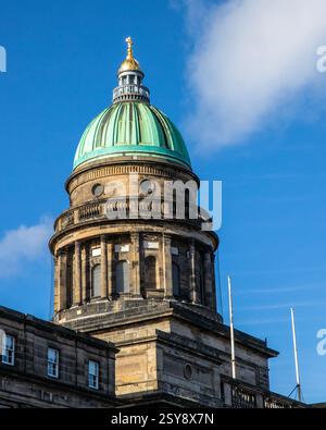 La splendida cupola neoclassica della West Register House nella città di Edimburgo, Scozia. L'edificio è sede del National Records of Scotland. Foto Stock